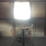 ほこりをかぶった籐の椅子（画像提供：川北すピ子さん）