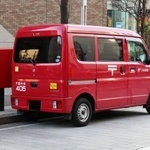 郵便の赤い車。こちらの車は色あせずきれいですが…　※写真はイメージです（Ned Snowman/stock.adobe.com