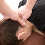 頸椎の音を鳴らすタイプの施術に恐怖を覚える医師も多いようです　※画像はイメージです（mapo/stock.adobe.com）