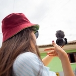動画を撮影する女性　※写真はイメージです（elartedenada/stock.adobe.com）