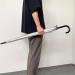 傘の横持ち。腕を振れば60～80センチくらい後ろにいる人にさえ当たる可能性も。