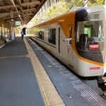ホームでの見送りも駅長業務の一つ。始発電車から最終電車まで