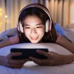 スマホゲームをするタイミングは「寝る前」が最多　※画像はイメージです（ryanking999/stock.adobe.com）