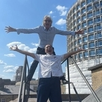 ロンドンでポール・スミスさんと再会！屋上で「Welcome to London！」とハイテンションで写真撮影（いずれも福田雄一さん提供）