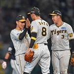 いずれもファン投票で選出された阪神の(左から)木浪、佐藤、大山