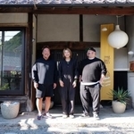 趣きのある平屋の古民家、写真中央が興津絵里子さ ん