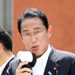 選挙活動で、自民党の政策を訴える岸田文雄首相＝2022年7月、神戸市内