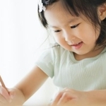 娘が描いたイラストが変身！ ※イメージ写真（polkadot /stock.adobe.com）