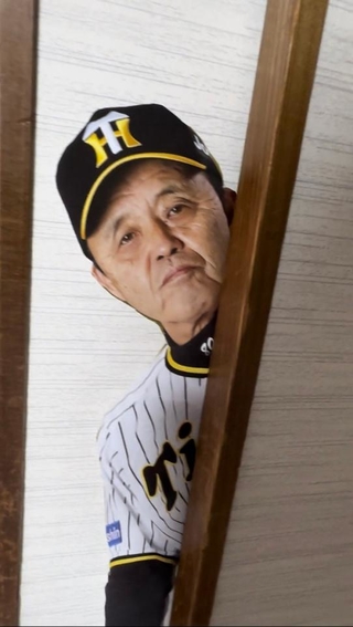 お母さんが一生懸命何かを切っていると思ったら…岡田監督でした！（いずれも提供写真）