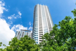 新築マンション平均価格ランキング1位の港区のタワーマンション（k2_keyleter/stock.adobe.com）