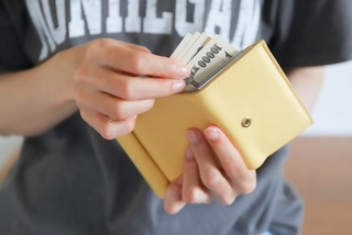 占いで指定されたラッキーアイテムを実際に身に着けたことありますか？　※画像はイメージです（photoAC）