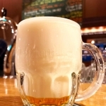 話題になっている泡だらけのビール(中央区上落合さん@Kamiochiai_Chuoツイッターより)