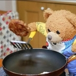 ハンバーグを裏返す華麗な手さばき（画像提供：くまのママさん）