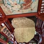 7月8日に剥がれた浅草寺・本堂の「龍之図」。べろーんとぶら下がる状態になっていました（提供写真）