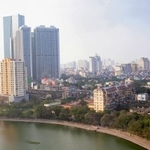 ベトナム・ハノイのビル群と市街地の風景（35mmf2/stock.adobe.com）