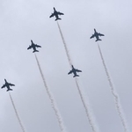 「デルタ・ローパス」隊形で福岡市上空を展示飛行するブルーインパルス　１４日１４時