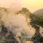 山間の谷間に蒸気が吹き上げる玉川温泉の奇景（玉川温泉HPより）