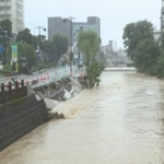 秋田市内。川が増水して、堤防が決壊した様子＝秋田市役所提供