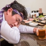 「痛風」の引き金となることが多いのは「宴席の連続」　※画像はイメージです（buritora/stock.adobe.com）