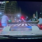 信号待ちをしていると車の両側から電動キックボードが現れました（たくさん提供）
