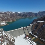強酸性水を玉川ダムでいったん堰き止め、中和作業を施して下流に流す（玉川ダム管理室HPより）
