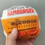 タイのバーガーキングで販売されていた「リアル・チーズバーガー」。中を開けると…（提供写真）