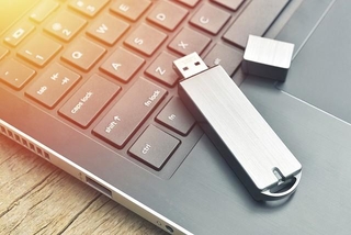 大事なデータが入っているUSBが、水に濡れて…（Daniel CHETRONI/stock.adobe.com）