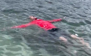 学校で教わる「浮いて待て」が危険な理由とは（日本水難救済会の動画より）