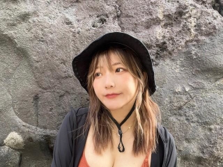 YouTubeチャンネル「青ヶ島ちゃんねる」を運営するKAEさん（提供）
