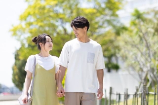 恋愛は贅沢品だと思いますか？　※画像はイメージです（milatas/stock.adobe.com）