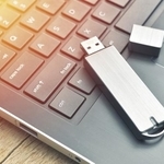 大事なデータが入っているUSBが、水に濡れて…（Daniel CHETRONI/stock.adobe.com）