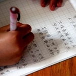 最近の夏休みは宿題を出さない学校が増えているというが…（photoACより「orcl」さん撮影、イメージ画像）