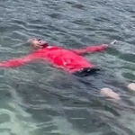 学校で教わる「浮いて待て」が危険な理由とは（日本水難救済会の動画より）