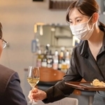 約7割が「飲食店の従業員は不織布マスクを着用するべきだと思う」と回答　※画像はイメージです（rrice/stock.adobe.com）