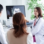 産婦人科の検診を受ける夫婦※写真はイメージです（Monet/stock.adobe.com）