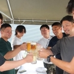 岡山市内のビアガーデンで乾杯する若者ら。ジンジャーエールとビールをそれぞれ選んだ＝１８日
