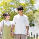 恋愛は贅沢品だと思いますか？　※画像はイメージです（milatas/stock.adobe.com）