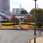 小手指駅前の街並み（photoAC）