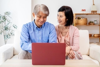 セカンドライフは年収300万あればやっていけそうだね！　※画像はイメージです（ponta1414/stock.adobe.com）