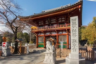 京都目黒区下目黒にある瀧泉寺…不動明王像を本尊とすることから、古くより「目黒不動尊」と呼ばれている（Caito/stock.adobe.com）