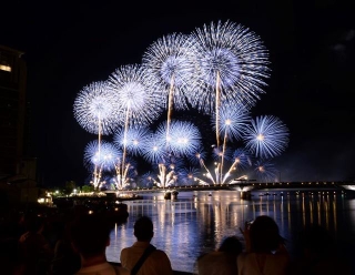 １万３千席の有料観覧席を設置した今年の松江水郷祭