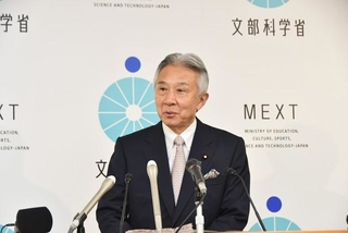 就任会見に挑む盛山正仁文部科学相＝東京都千代田区