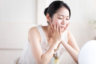 すっぴんを見せることに抵抗がある？　※画像はイメージです（buritora/stock.adobe.com）
