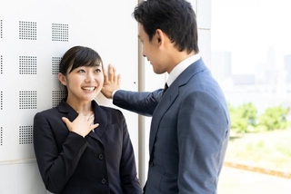 男性のほうが職場恋愛への関心が高い傾向　※画像はイメージです（taka/stock.adobe.com）