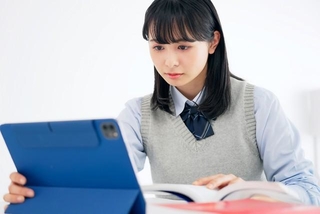 学生の3人に1人が夏休みの宿題に生成AIを活用している　※画像はイメージです（metamorworks/stock.adobe.com）