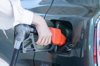 約8割が「ガソリン価格の高騰が生活を圧迫している」と回答　※画像はイメージです（west_photo/stock.adobe.com）