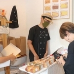 笑顔で接客する洋一さん（中央）と詠子さん（左）