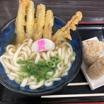 「資さんうどん」の「ごぼ天うどん」には、青ネギが添えられています（提供：ゼンリン）