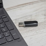 USBメモリとノートパソコン（Miyuki Motomura/stock.adobe.com） 