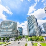 横浜の高層マンション（kurosuke/stock.adobe.com）